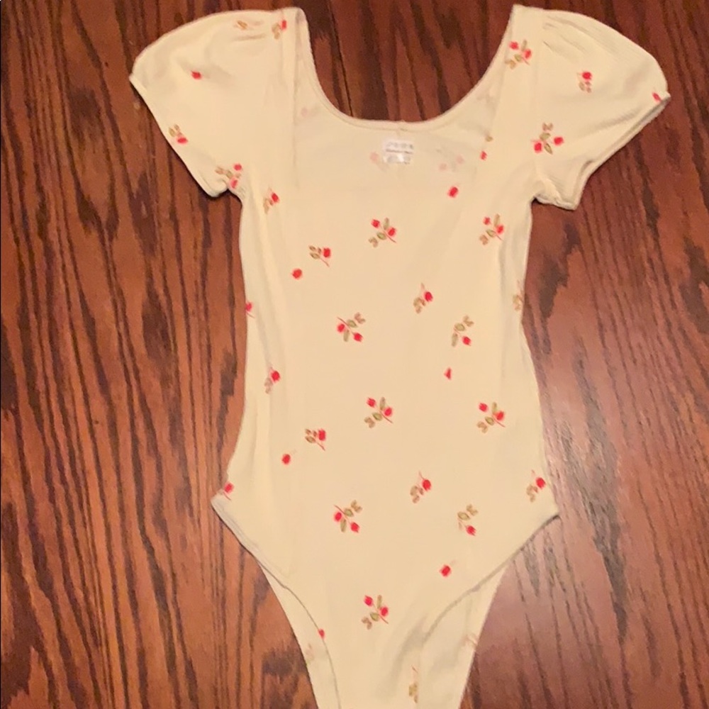 Off white tulip print cap sleeve bodysuit